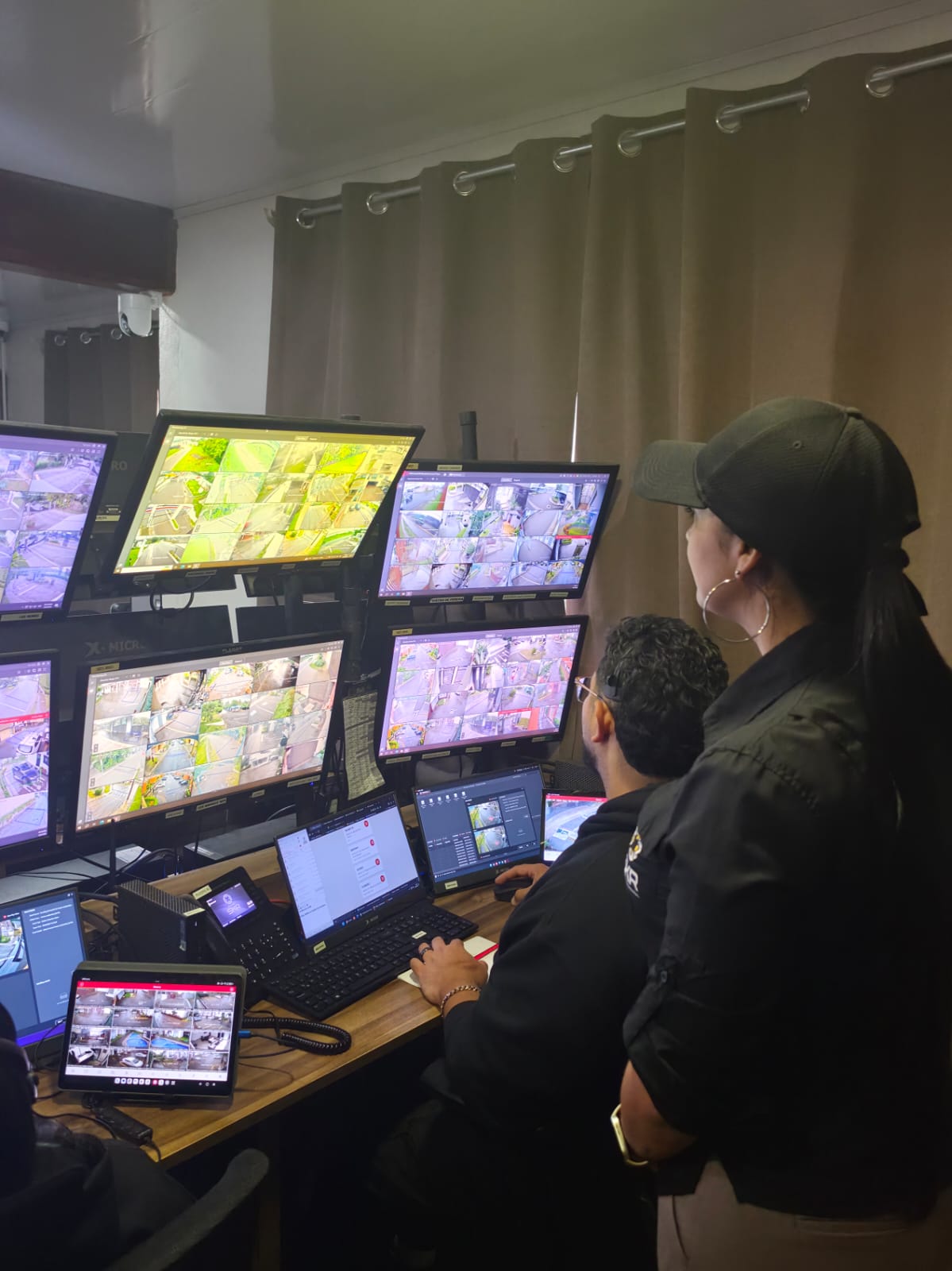 Operadores trabajando con cámaras en HikCentral